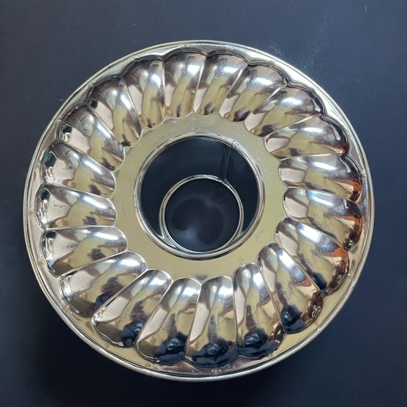 Vintage Springform Bundt Pan - Picture 9 of 11